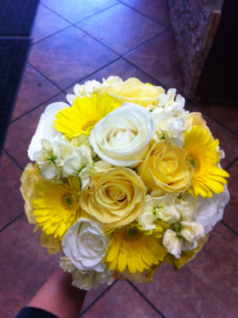 LMF4L BOUQUET #8 YELLOW AND WHITE MIX BRIDE OR BRIDESMAID BOUQUET
