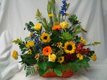 SYMPATHY GARDEN BASKET SEASONAL FLOWERS MIXED COLORS