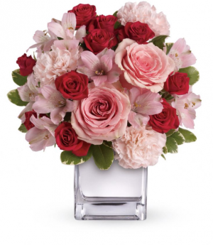 V100 - Love that Pink Bouquet Arrangement in cube