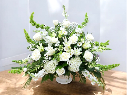 Loving Memory White Urn Table Arrangement