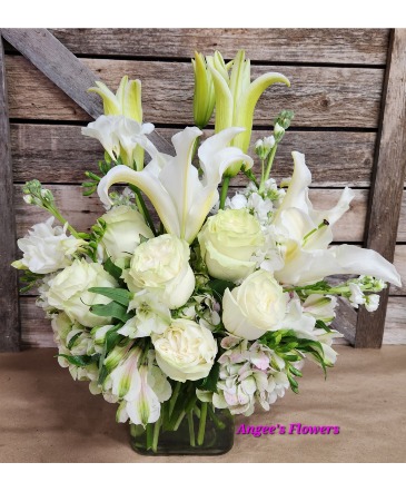 Loving Remembrance Fresh Floral Arrangement  in Carlsbad, NM | Angee's Flowers