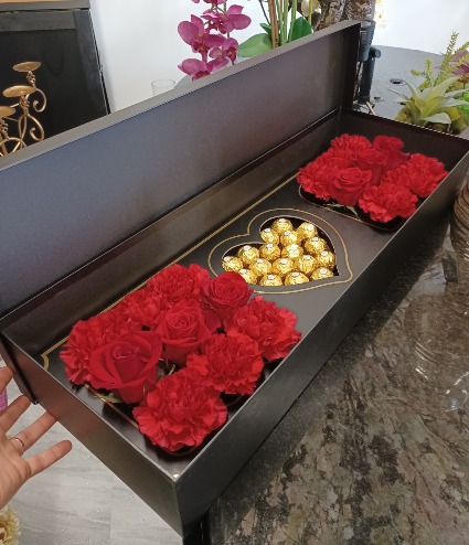 Luxe Flower Box Flower box with chocolates