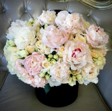 FIRST KISS!!  Premium Roses, Peonies & Hydrangeas~ All Luxury Flowers From Holland