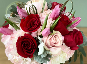 MAGNIFICENT PINK AND RED ROSES ELEGANT AND MIXTURE FLOWERS