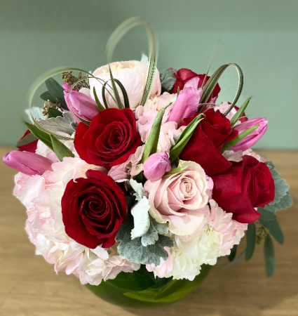 MAGNIFICENT PINK AND RED ROSES ELEGANT AND MIXTURE FLOWERS