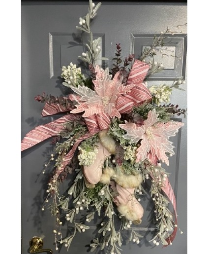 Mc 23-1 Pink Poinsettias & Pink Skates Wreath