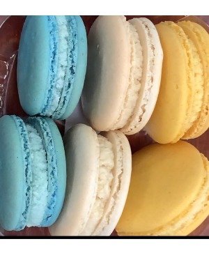 MILLBORNE BAKERY MACAROONS / FLOWER BUNDLE 
