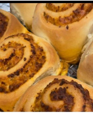 MILLBORNE CINNAMON ROLLS / FLOWER BUNDLE 