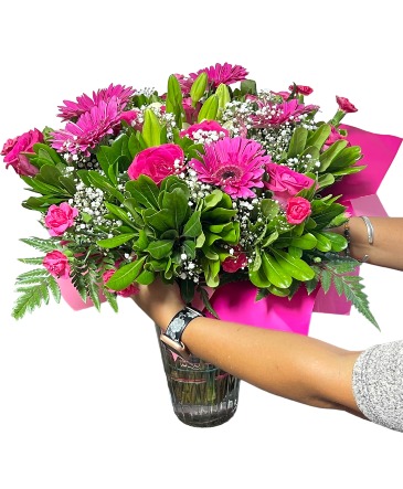 Mix Mom Bouquet with Vase Mother's Day Flower in Miami, FL | FLOWERTOPIA
