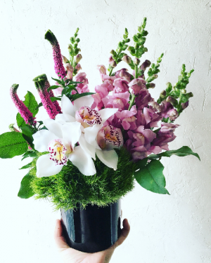 Modern Bloom Arrangement in Toronto, ON | BOTANY FLORAL STUDIO Modern Bloom Arrangement in Toronto, ON | BOTANY FLORAL STUDIO