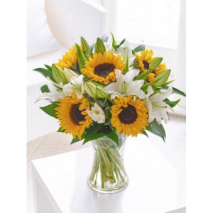 Mom's glorious sunflower Exclusively at Mom & Pops in Ventura, CA | Mom And Pop Flower Shop Mom's glorious sunflower Exclusively at Mom & Pops in Ventura, CA | Mom And Pop Flower Shop