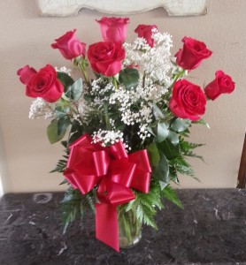 Mom's Signature Dz Red Roses w/ Baby's Breath, Exclusively at Mom & Pops