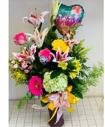 Mother's Day Designer Special Deluxe! Includes Free Mother's Day Balloon! in Margate, FL | THE FLOWER SHOP OF MARGATE