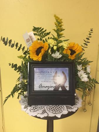 MUSIC BOX WITH FRESH FLOWERS