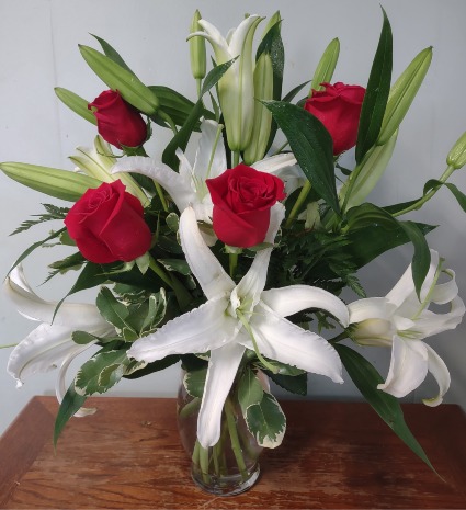 Romantical Roses & Lillies Fresh Arrangement
