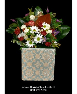 Neutral Cube Fresh cut flowers in a ceramic container