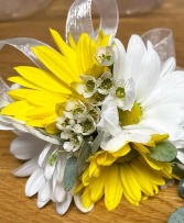 NOTHING BUT DAISY CORSAGE 
