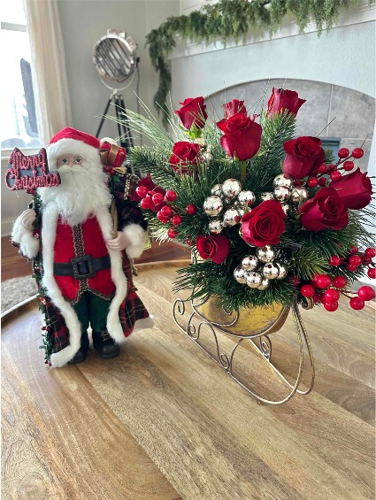 OLD FASHION HOLIDAY PRESENT Floral Arrangement & Santa