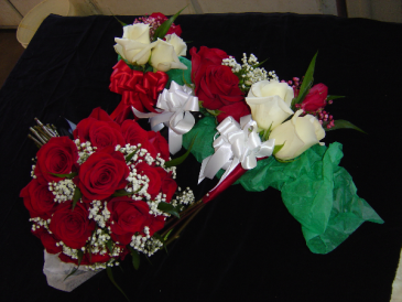 1 dozen Rosa-Prima Roses in a Vase! Red, White, or a mix of both are available this year! Specify in the