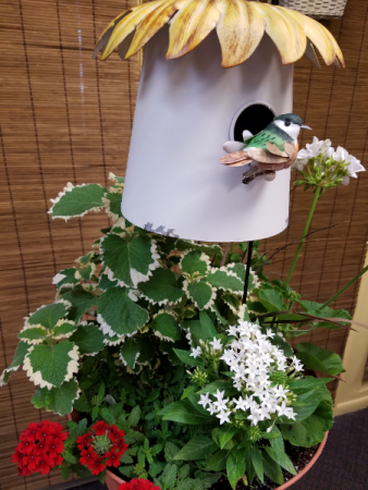 Outdoor planter with Birdhouse 