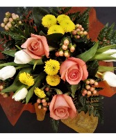 THREE ROSE BOUQUET Short stems hand tied style