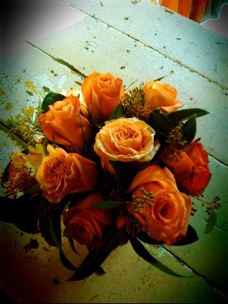 peach roses in a glass bowl