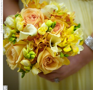Peach Roses with Calla Lilies 