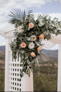 Peachy Perfection Soft peach roses and white florals create a dreamy, romantic vibe — the perfect backdrop for your unforgettable wedding day.