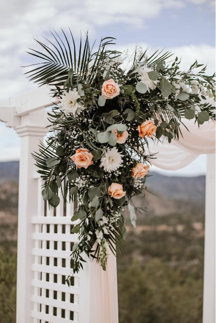 Peachy Perfection Soft peach roses and white florals create a dreamy, romantic vibe — the perfect backdrop for your unforgettable wedding day.