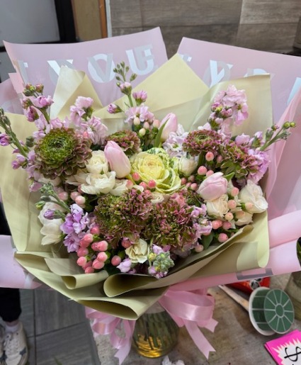 pink and white tulips bouquet 