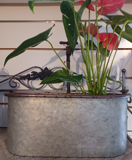 Planter w/ Water Faucet 