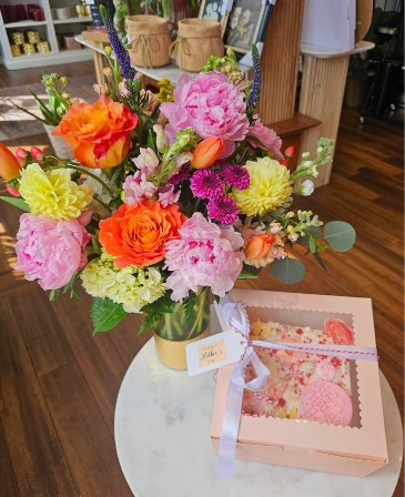 PRE-ORDER NOW-MAY 1 Flowers & Cake for MOM in Frederick, MD | Maryland Florals