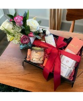 Premium Body Gift Set & Floral Arrangement 