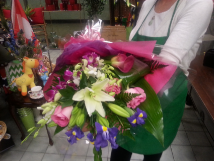 Presentation style bouquet mixed flowers