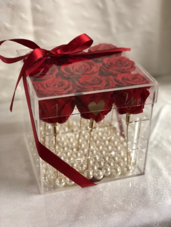 PRESERVED ROSES IN ACRYLIC BOX
