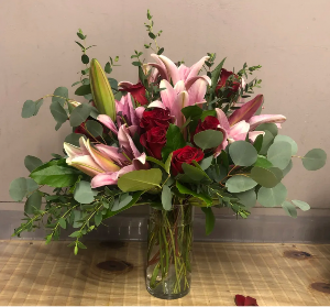 Pretty N pink Roses and lilies arrangement