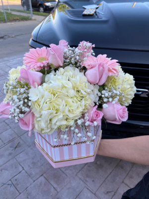 Pretty pink Box Luxe pink box in Dearborn, MI | LAMA'S FLORIST Pretty pink Box Luxe pink box in Dearborn, MI | LAMA'S FLORIST