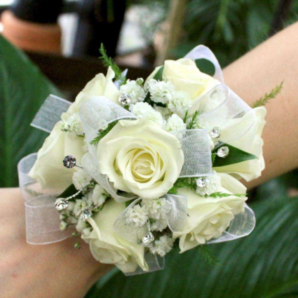 Attaching a Corsage to a Wristlet?  Prom corsage and boutonniere, Corsage  prom, Homecoming corsage