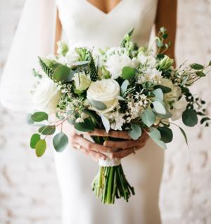 pure white bride bouquet