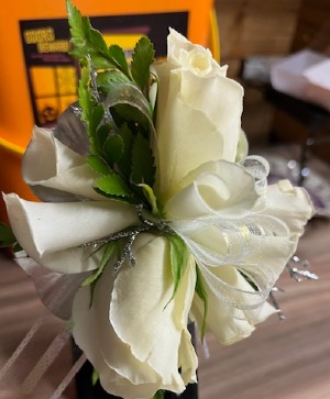 Quiet white Corsage