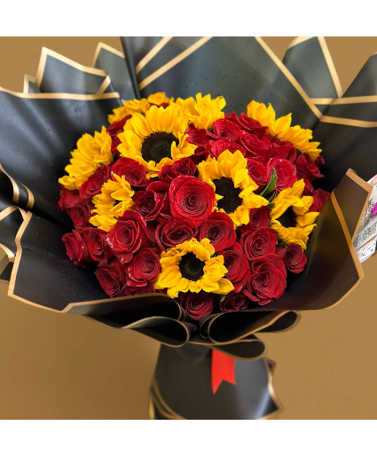 RAMO BUCHON ROSES WITH SUNFLOWERS