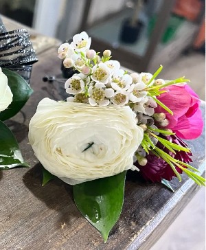 Ranunculus/Strawflower Boutonniere (Magnetic)  