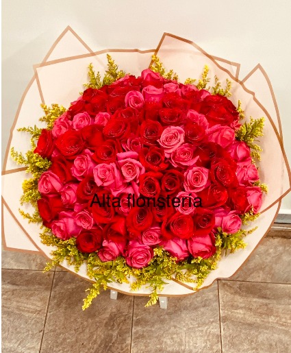 Red and pink roses bouquet 