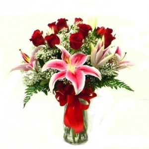 Red Roses And 3 Lilies In Ventura Ca Mom And Pop Flower Shop