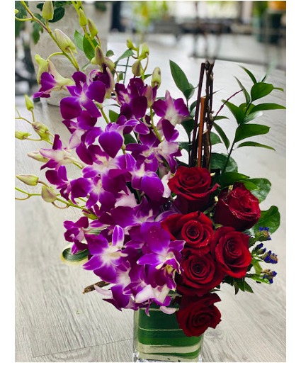 Red roses and Dendrobium Vase 