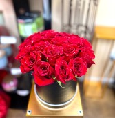 Red roses in round black box