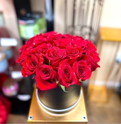 Red roses in round black box  