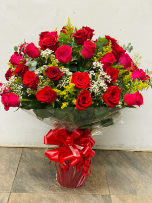 Red roses in vase LOVERS