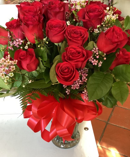 Red roses in vase Birthday flowers/aniversary