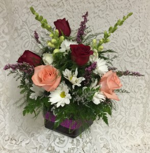 Valentine Cube  mixed flowers with 6 roses
